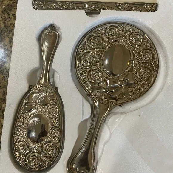 Vintage Victorian Silver Ornate Repousse’ Vanity Mirror, Brush, and Comb Set - Picture 3 of 16